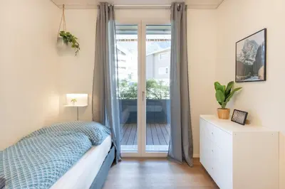 Ein Bett oder Betten in einem Zimmer der Unterkunft Scenic Apartment with Balcony View & Free Parking