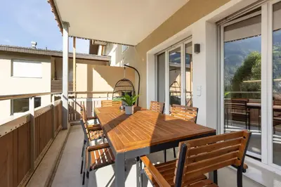 Ein Balkon oder eine Terrasse in der Unterkunft Scenic Apartment with Balcony View & Free Parking