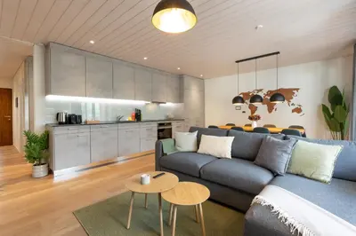 Küche/Küchenzeile in der Unterkunft Scenic Apartment with Balcony View & Free Parking