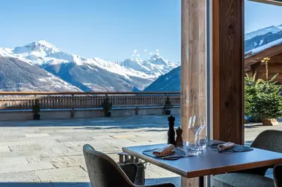 Ein allgemeiner Bergblick oder ein Berglick von des Hotels aus