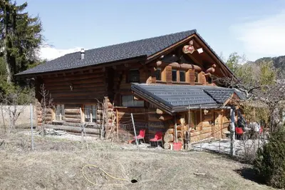 Das Gebäude in dem sich das Chalet befindet