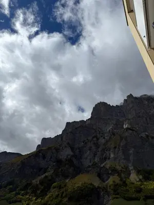 Ein allgemeiner Bergblick oder ein Berglick von der Ferienwohnung aus