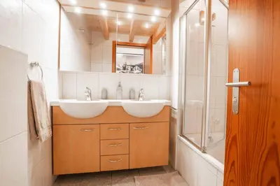 Ein Badezimmer in der Unterkunft Turuwang Penthouse by HomeFlow