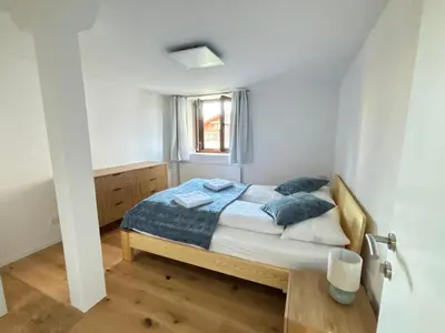 Ein Bett oder Betten in einem Zimmer der Unterkunft Liftside Terrace Retreat Modern & Cozy