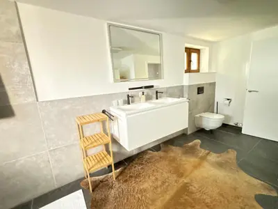 Küche/Küchenzeile in der Unterkunft Liftside Terrace Retreat Modern & Cozy