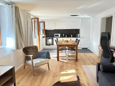 Küche/Küchenzeile in der Unterkunft Liftside Terrace Retreat Modern & Cozy