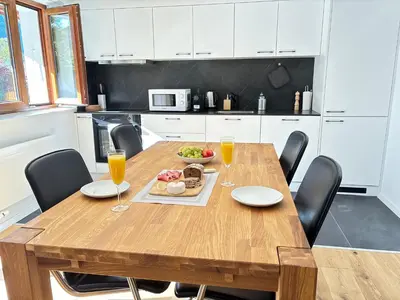 Küche/Küchenzeile in der Unterkunft Liftside Terrace Retreat Modern & Cozy
