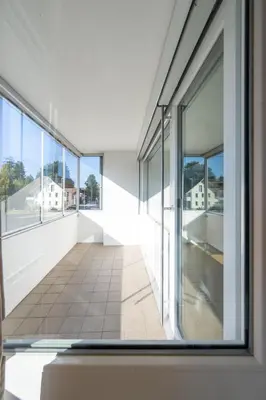 Ein Balkon oder eine Terrasse in der Unterkunft Bright Apartment in Thun, 50m to Lake Free Parking