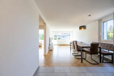 Ein Sitzbereich in der Unterkunft Bright Apartment in Thun, 50m to Lake Free Parking