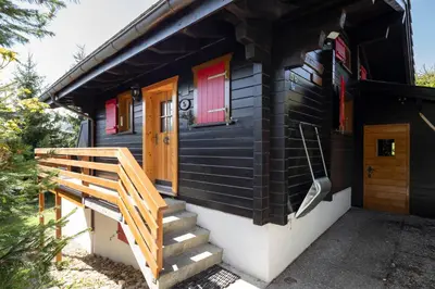 Das Gebäude in dem sich das Chalet befindet