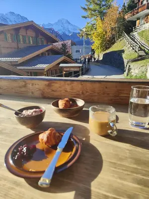 Ein allgemeiner Bergblick oder ein Berglick von des Chalets aus