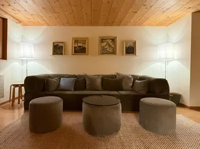 Ein Sitzbereich in der Unterkunft Renovated traditional chalet in car-free Mürren