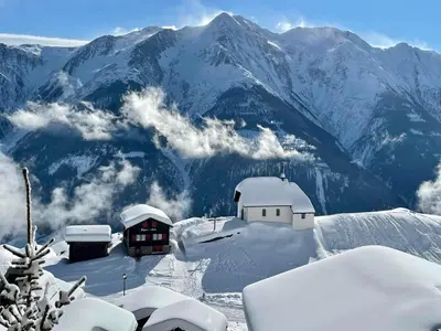 Ein allgemeiner Bergblick oder ein Berglick von der Ferienwohnung aus
