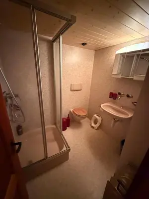 Ein Badezimmer in der Unterkunft Wohnung in Gspon zu vermieten