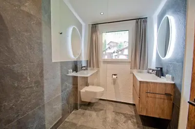 Ein Badezimmer in der Unterkunft Aletschhorn, Chalet Wiedersehen