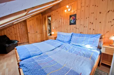 Ein Bett oder Betten in einem Zimmer der Unterkunft Furggen, Chalet Museum