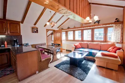 Ein Sitzbereich in der Unterkunft Furggen, Chalet Museum