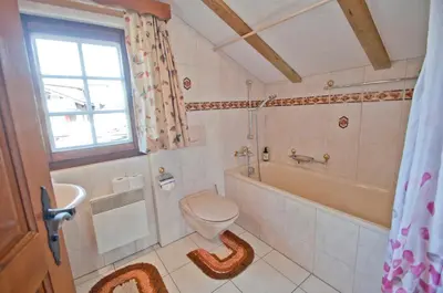 Ein Badezimmer in der Unterkunft Furggen, Chalet Museum