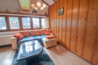 Ein Sitzbereich in der Unterkunft Furggen, Chalet Museum
