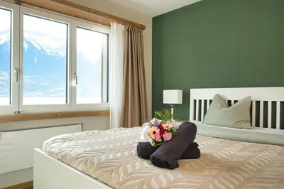 Ein Bett oder Betten in einem Zimmer der Unterkunft Apartment by Lake Brienz with lake view