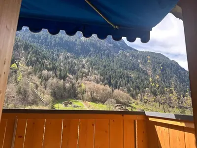 Ein allgemeiner Bergblick oder ein Berglick von des Ferienhauses aus
