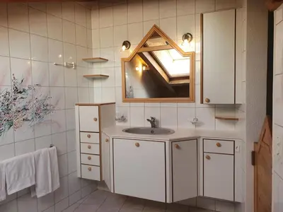 Ein Badezimmer in der Unterkunft Apartment Chalet Abendrot apARTments-31 by Interhome