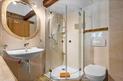 Ein Badezimmer in der Unterkunft Chalet La Verne - appartement du Haut - 9 pers -