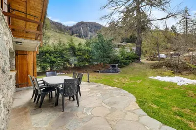 Ein allgemeiner Bergblick oder ein Berglick von des Chalets aus