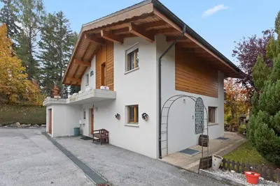 Das Gebäude in dem sich das Ferienhaus befindet