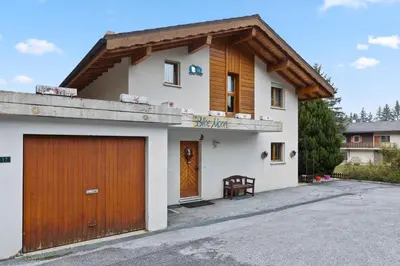 Das Gebäude in dem sich das Ferienhaus befindet
