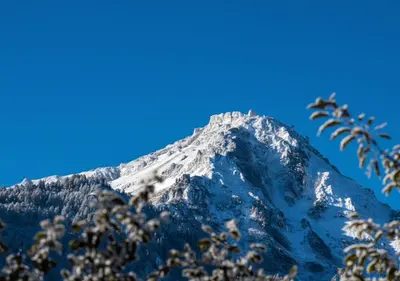 Ein allgemeiner Bergblick oder ein Berglick von der Lodge aus