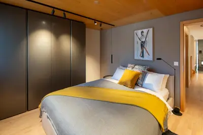 Ein Bett oder Betten in einem Zimmer der Unterkunft Chalet Gutsch Andermatt by HomeFlow
