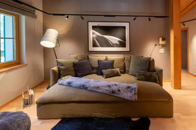 Ein Sitzbereich in der Unterkunft Chalet Gutsch Andermatt by HomeFlow