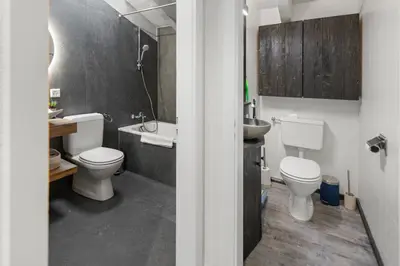Ein Badezimmer in der Unterkunft Crans-Montana 6 pers, grand appart rénové avec balcon, vue & parking