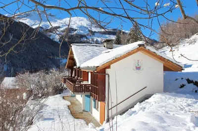 Ein allgemeiner Bergblick oder ein Berglick von des Chalets aus