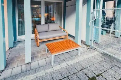 Ein Sitzbereich in der Unterkunft Surfers Deck near Interlaken, at lake with pool