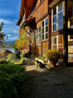 Ein Garten an der Unterkunft Romantic Alpine Farmhouse with Superview of Lake Near Interlaken