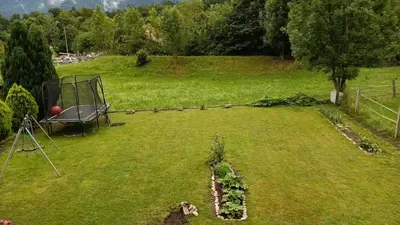 Ein Garten an der Unterkunft Kiwi Chalet - Mountain Views & Cozy NZ Vibes