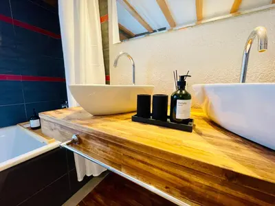 Ein Badezimmer in der Unterkunft -TheUrbanist- Sauna Free Parking Fast WiFi
