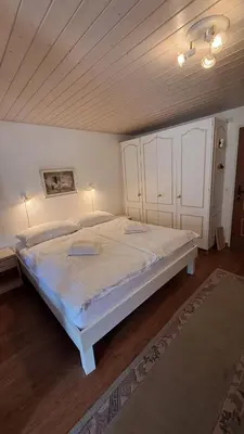 Ein Bett oder Betten in einem Zimmer der Unterkunft Ferienwohnungen in Leukerbad