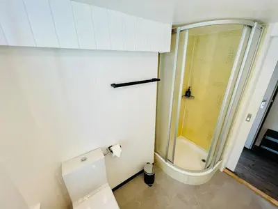 Ein Badezimmer in der Unterkunft -TheUrbanist- Central 2 BD Free Parking Fast WiFi