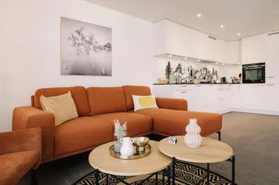 Ein Sitzbereich in der Unterkunft Apartment Stockhorn in See- und Bergnähe, modern, mit Balkon, 4 Gäste