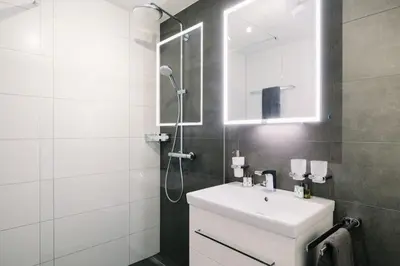 Ein Badezimmer in der Unterkunft Apartment Eiger in See- und Bergnähe, modern, mit Balkon und Aussicht für 4 Gäste