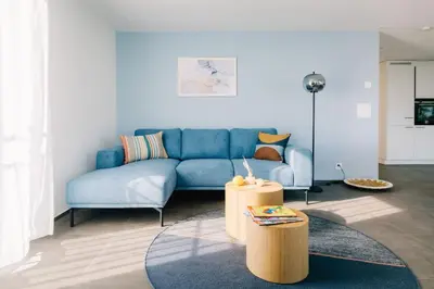 Ein Sitzbereich in der Unterkunft Apartment Jungfrau in See- und Bergnähe, modern, mit Balkon und Aussicht für 4 Gäste