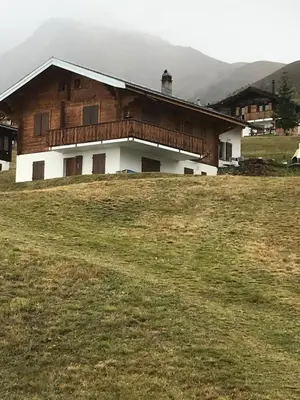 Ein allgemeiner Bergblick oder ein Berglick von des Ferienhauses aus