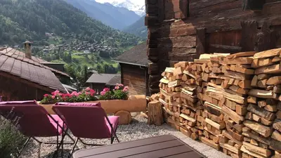Ein allgemeiner Bergblick oder ein Berglick von des Chalets aus