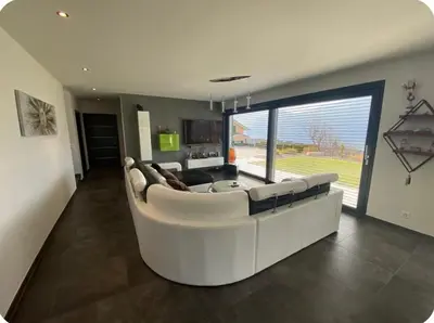 Ein Sitzbereich in der Unterkunft Chambres dans villa à 10 minutes de Crans-Montana