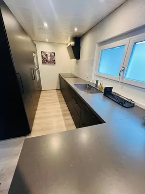 Küche/Küchenzeile in der Unterkunft Modern 3BR Home