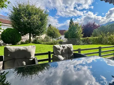 Ein Garten an der Unterkunft Modern 3BR Home