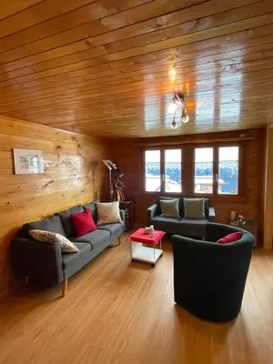 Ein Sitzbereich in der Unterkunft Chalet Abendruh Belalp